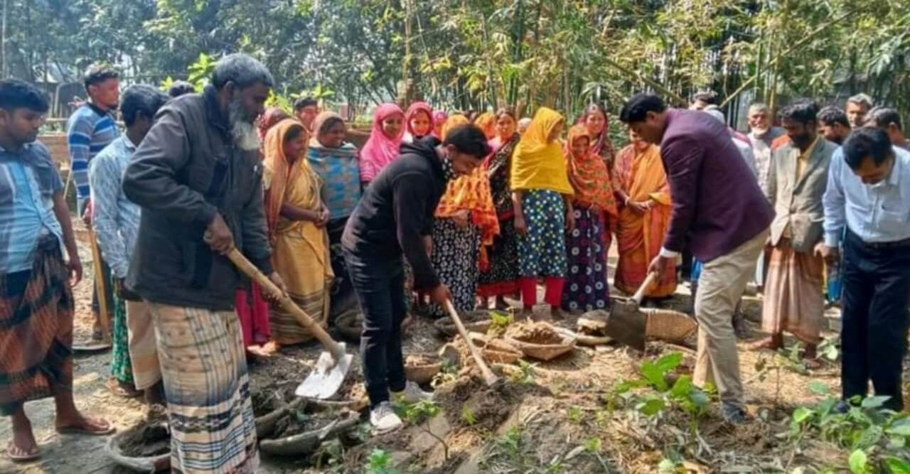 কেতকীবাড়িতে মাটি কাটা কর্মসূচির উদ্বোধন