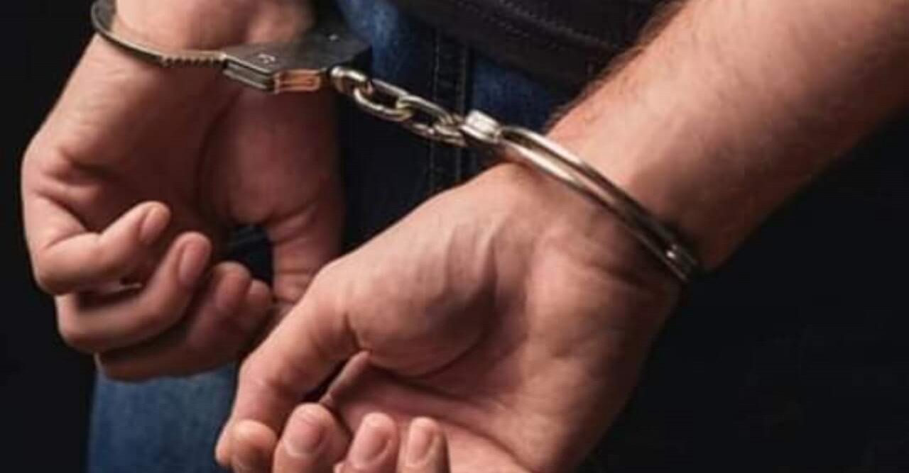 দুর্গাপুরে ১০ লিটার চোলাইমদ সহ এক মাদক ব্যবসায়ী আটক