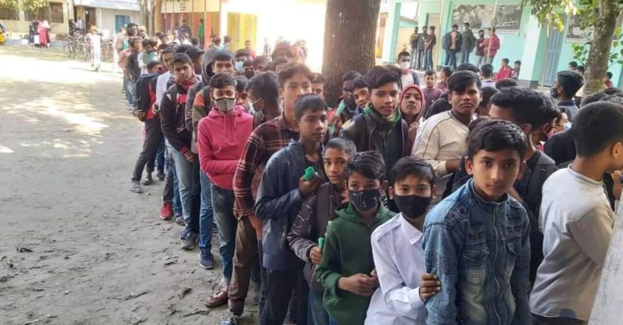 চিলাহাটিতে ২য় দিনে ফাইজারের টিকা পেল দেড় হাজার শিক্ষার্থী