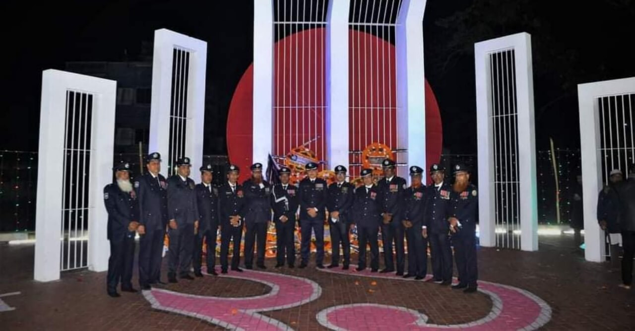 ভোলায় ভাষা শহিদদের প্রতি জেলা প্রশাসক ও পুলিশ সুপারের শ্রদ্ধা নিবেদন