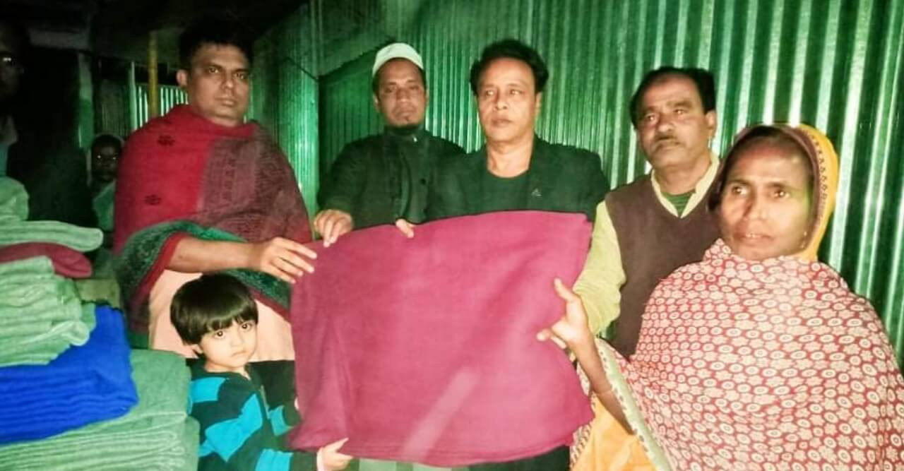 সুন্দরগঞ্জে শীতবস্ত্র বিতরণে  ইউএনও’র মহানুভবতা