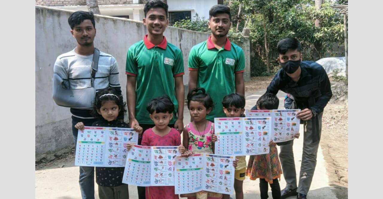 ফেনী- ফুলগাজী সুবিধাবঞ্চিত শিশুদের বর্ণমালা শেখাতে বই বিতরণ