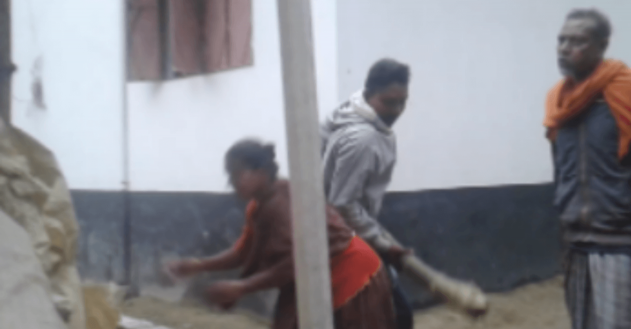 কলারোয়া পূর্ব শত্রুতার জেরে প্রকাশ্য দিবালোকে হামলা বসতবাড়ির দেওয়াল ভাঙচুর