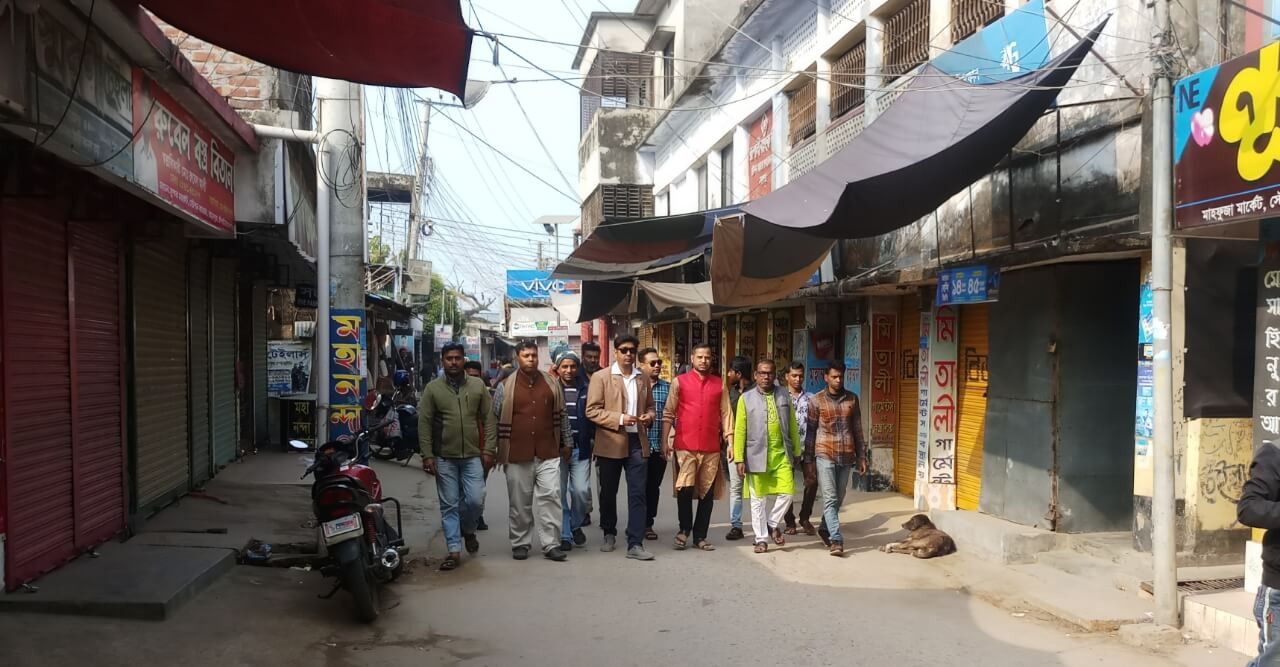 রহনপুরে পূর্ণাঙ্গ রেলবন্দর (ট্রানজিট) কার্যক্রম বাস্তবায়নের দাবিতে দোকানপাট একঘন্টা বন্ধ!