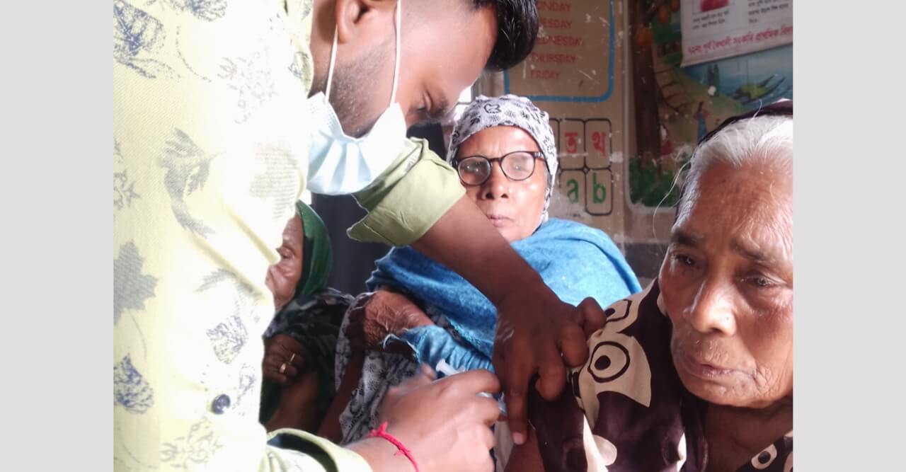 কৈখালীতে কোভিড-১৯ টিকাদানে উৎসবমুখর ভিড়