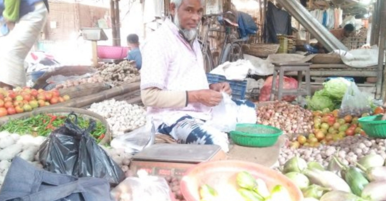 ডোমারের কাঁচাবাজারে সবজির চড়া দাম