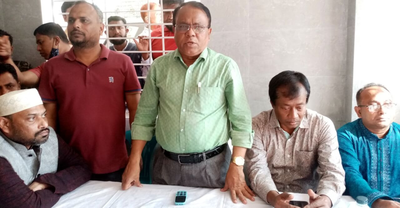 আইন শৃংখলা বাহিনীর বাধা! বাড়ির মধ্যেই জেলা বিএনপির প্রতিবাদ সভা