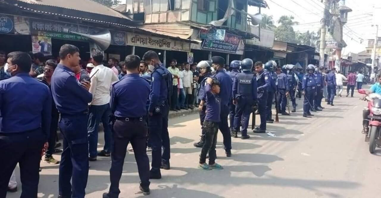 ভোলায় পুলিশের পাহারায় বিএনপি'র বিক্ষোভ ও সমাবেশ অনুষ্ঠিত