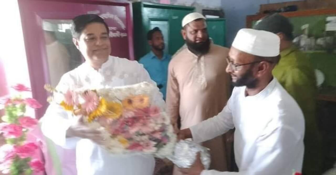 চরআইচা মাধ্যমিক বিদ্যালয়ের পক্ষ থেকে এমপি জ্যাকব'কে ফুলেল শুভেচ্ছা