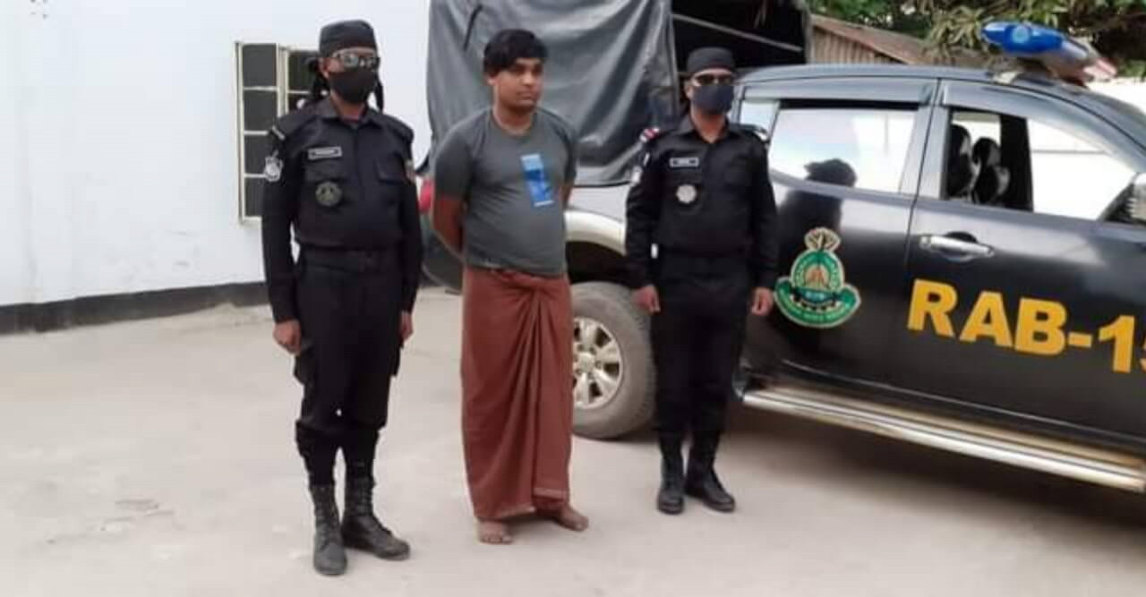 উখিয়ায় র‍্যাবের অভিযানে বিদেশী মদ ও বিয়ারসহ আটক -১
