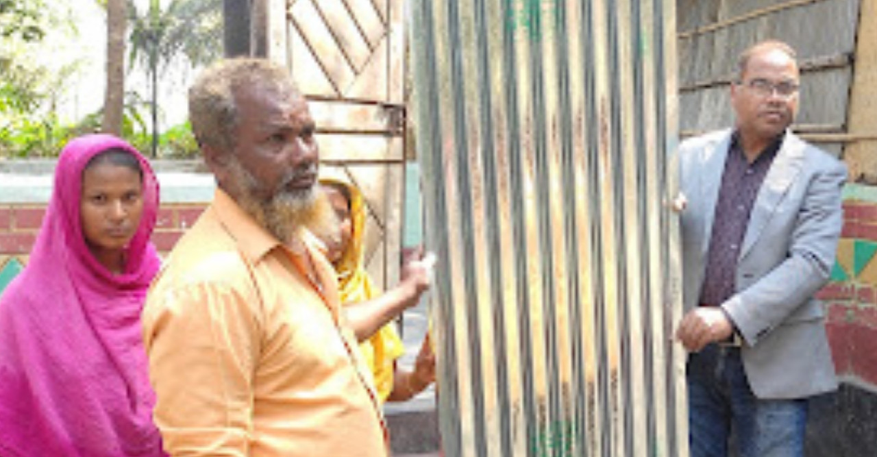 চিলাহাটিতে অগ্নিকাণ্ডে ক্ষতিগ্রস্ত পরিবারকে টিন সহায়তা