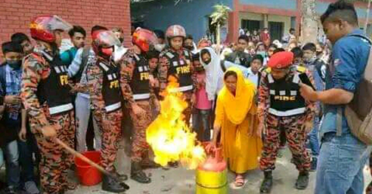 চিলাহাটিতে ‘জাতীয় দুর্যোগ প্রস্তুতি দিবস–২০২২’ উপলক্ষ্যে ফায়ার সার্ভিসের মহড়া