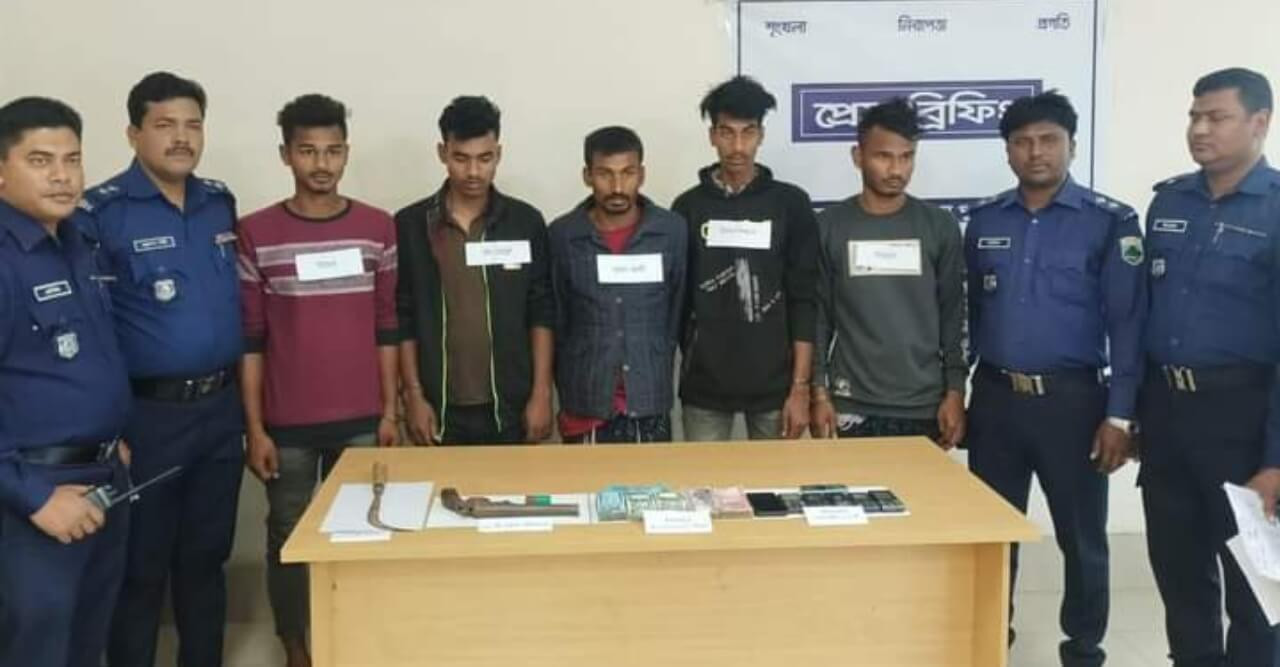 পাবনার ঈশ্বরদী উপজেলায় ৫ ছিনতাইকারী গ্রেফতার