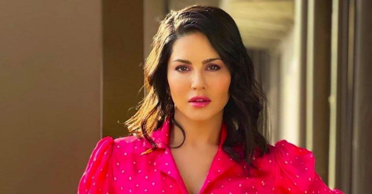 ঢাকা ছােড়েছেন বলিউড তারকা সানি লিওন