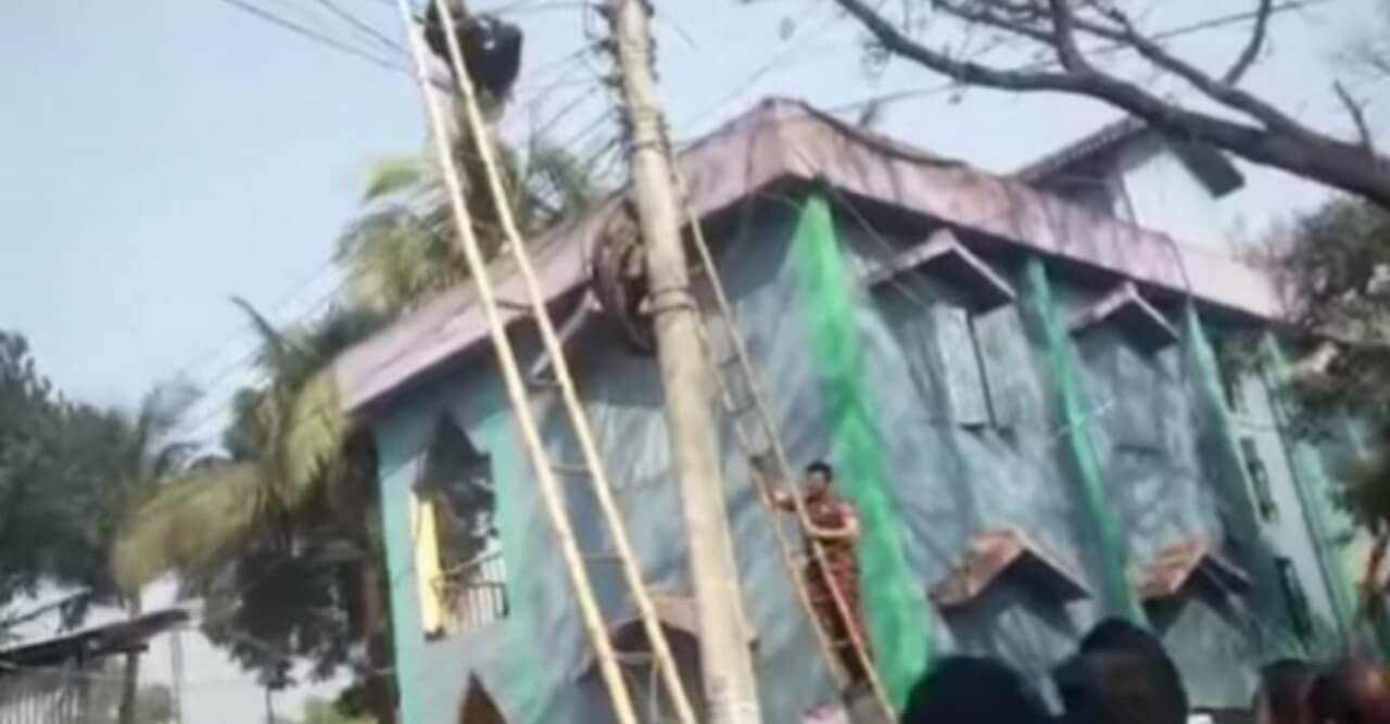 লালমনিরহাট হাতীবান্ধায় গাছে উঠে আত্মহত্যা চেষ্টা চেয়ারম্যান প্রার্থীর উদ্ধার করল ফায়ার সার্ভিস