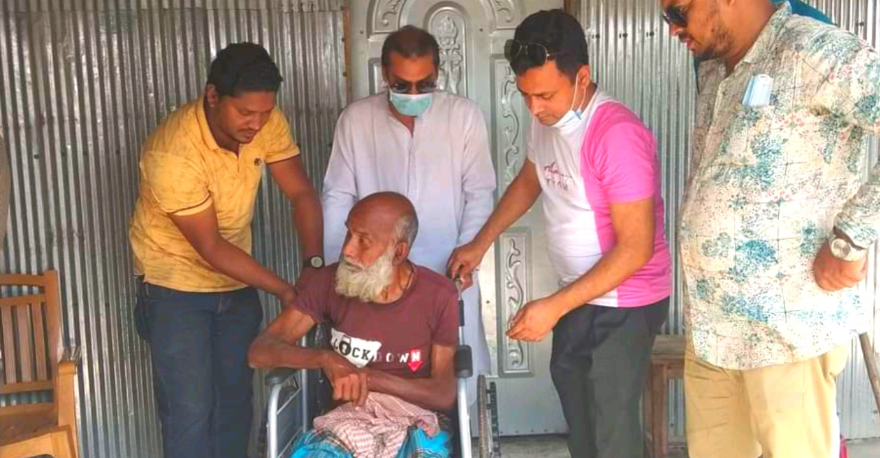ডোমার অক্সিজেন ব্যাংকের উদ্যোগে হুইলচেয়ার উপহার