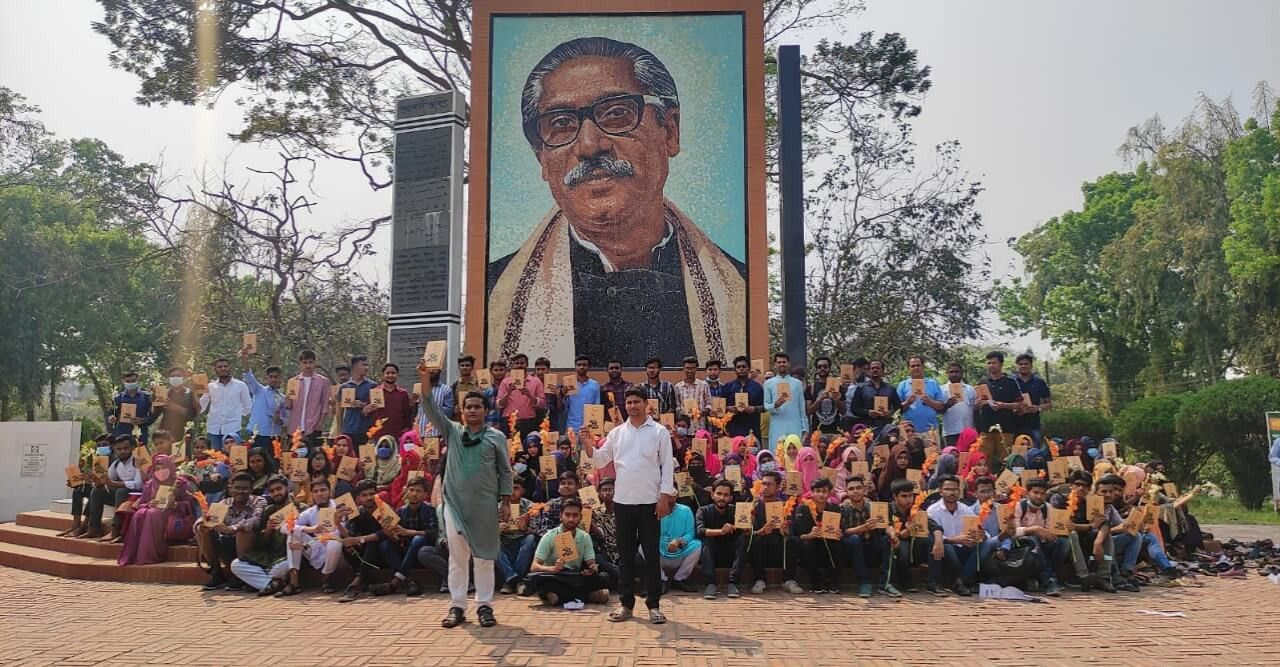 নবীন শিক্ষার্থীদের মাঝে বই বিতরণ করল ইবি ছাত্রলীগ নেতা