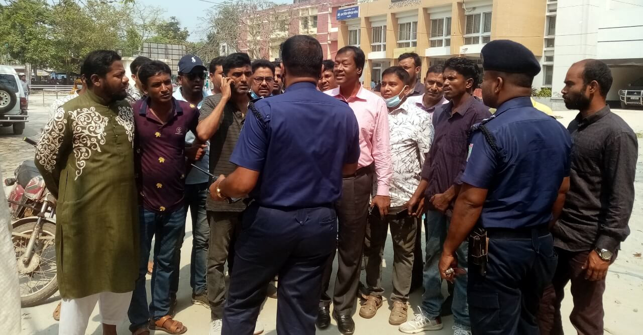 নড়াইলে দ্রব্যমূল্যের উর্দ্ধগতির প্রতিবাদে জেলা প্রশাসকের কাছে বিএনপির স্বারকলিপি প্রদান