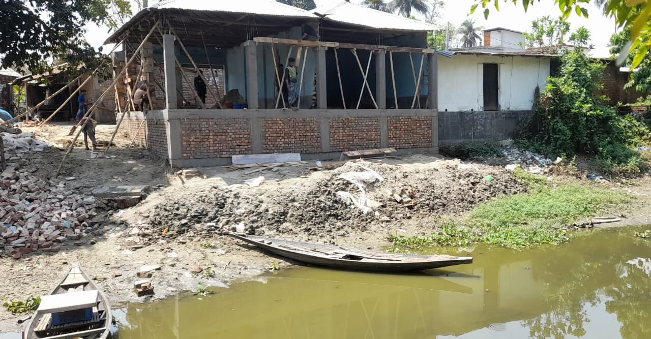 নড়াইলের কালিয়ায় খাল দখল করে অবৈধ মার্কেট নির্মাণ করছেন বিজিবি সদস্য