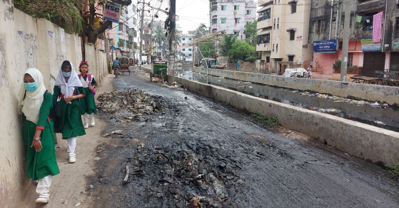 অপরিকল্পিত নিয়ন্ত্রনহীনভাবে খালের বর্জ্য অপসারণে বিপর্যস্ত জনজীবন