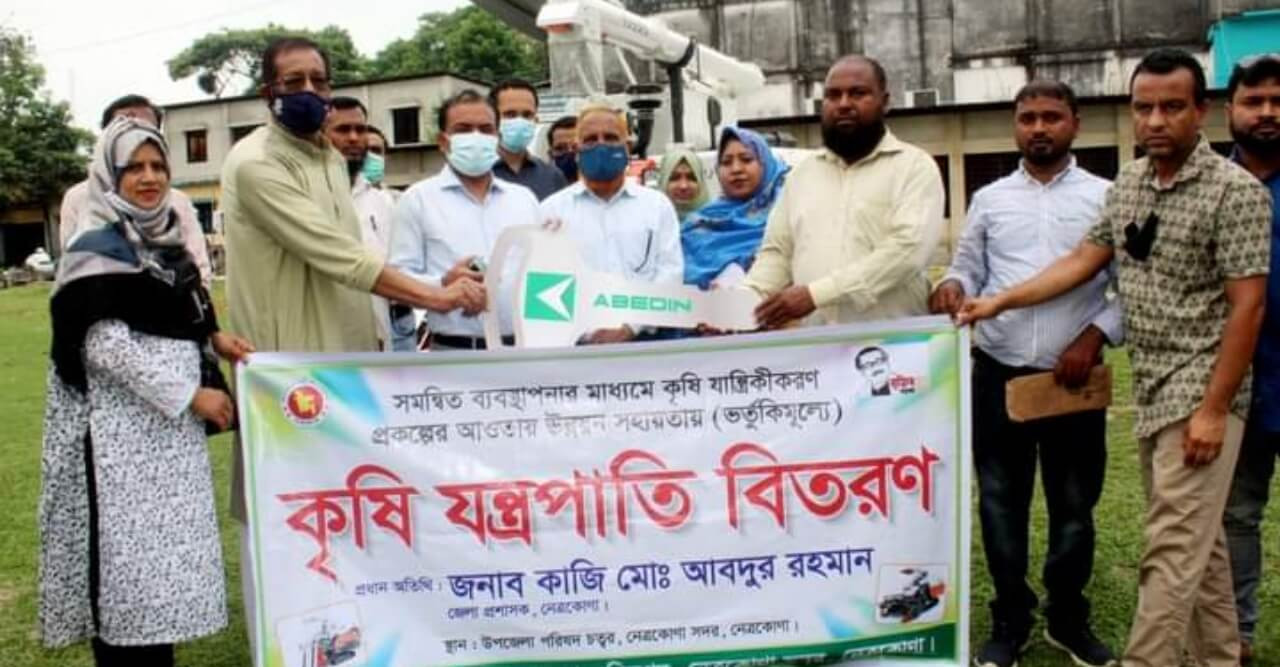 কৃষকের মাঝে কম্বাইন্ড হার্ভেস্টর বিতরণ করলো সরকারি সহায়তায়