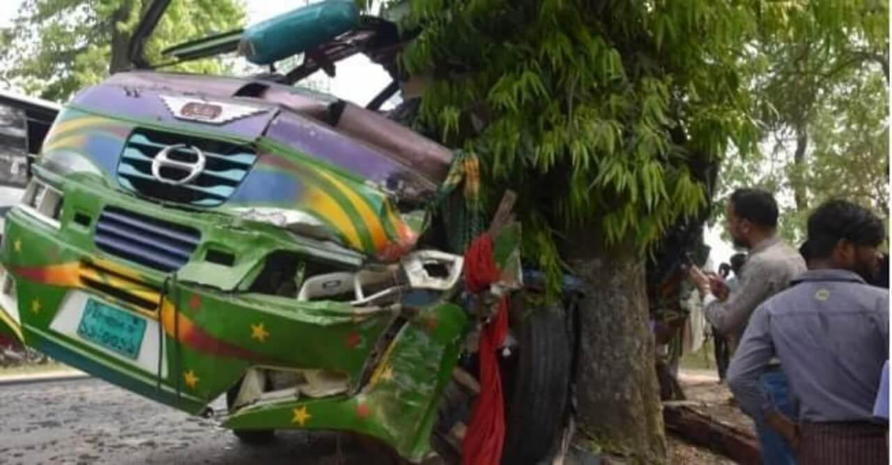 মানিকগঞ্জে সড়ক দুর্ঘটনায় মা-ছেলেসহ নিহত ৩