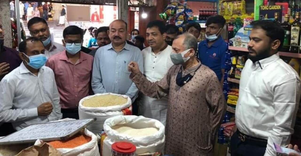 দ্রব্যমূল্য নিয়ন্ত্রণে চিটাগাং চেম্বার সভাপতি মাহবুবুল আলমের বাজার পরিদর্শন