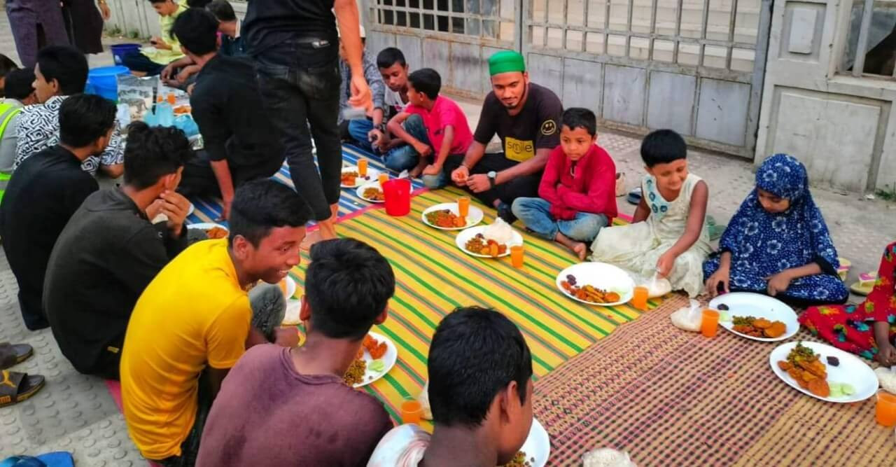 পলাশে স্মাইল সামাজিক সংগঠনের ইফতার বিতরন