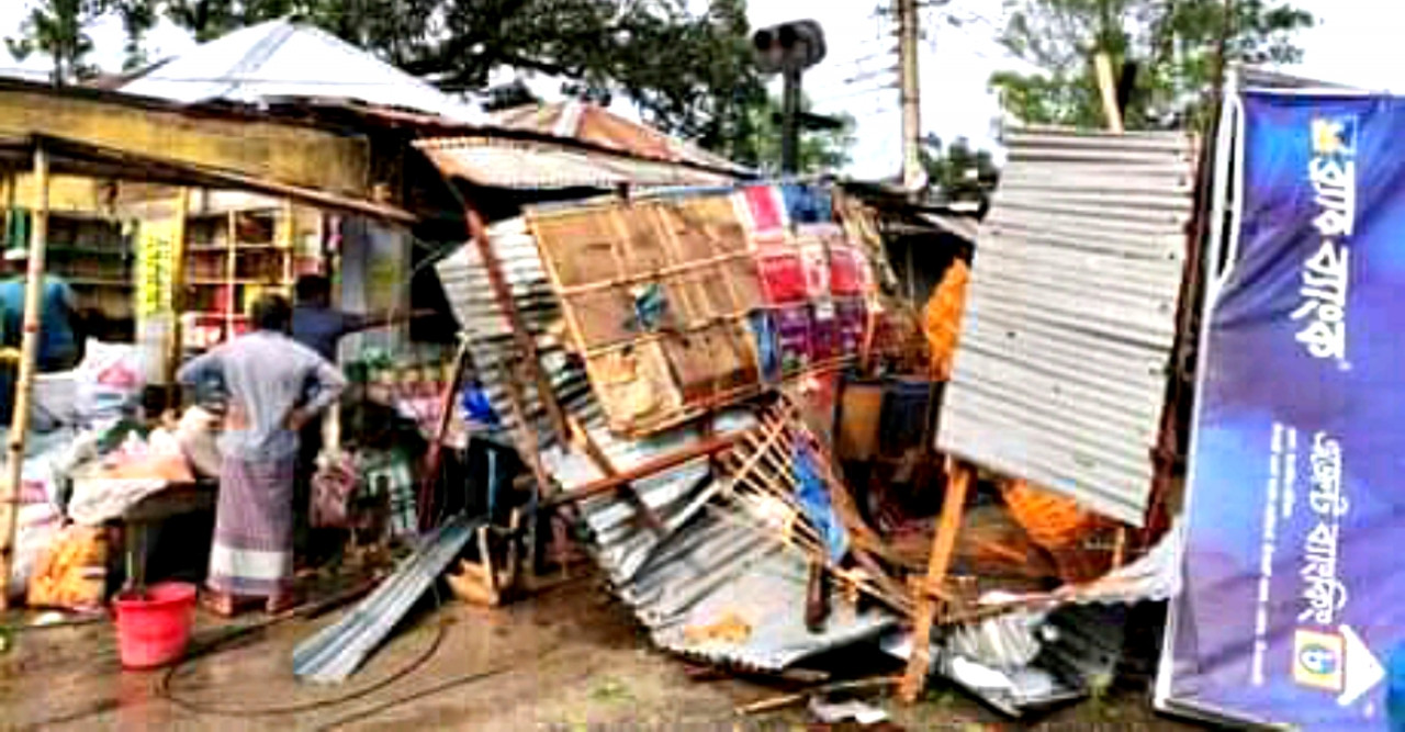ঘূর্ণিঝড়ে ডোমারের শতাধিক ঘর-বাড়ি বিধ্বস্ত