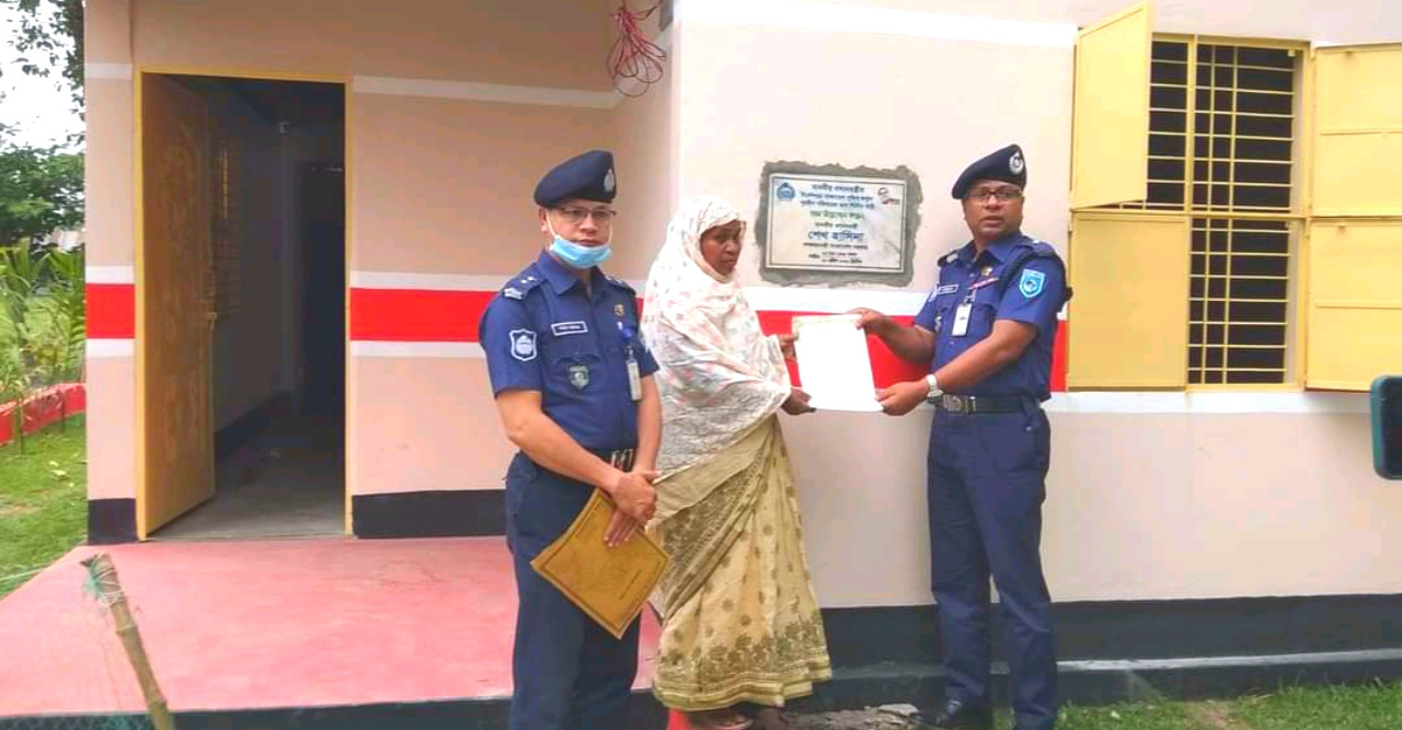 ডোমারে গৃহহীনকে উপহারের ঘর হস্তান্তর