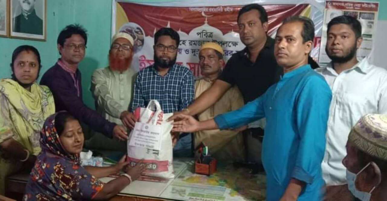 আমতলীতে জাহানারা লতিফ মোল্লা ফাউন্ডেশন'র ইফতার সামগ্রী বিতরন