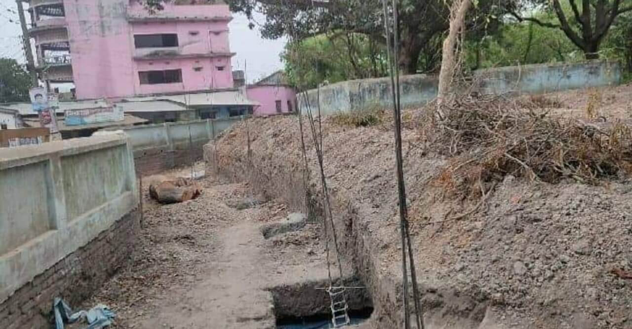 কেন্দ্রীয় কবর স্হানে মার্কেট নির্মাণ ; বন্ধে ইউএনও'র নিকট আবেদন !