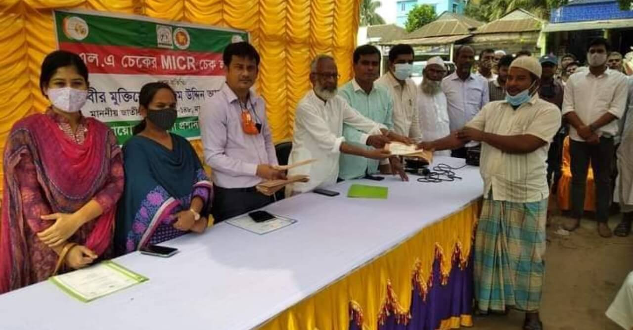 গৌরীপুরে মডেল মসজিদ নির্মাণকল্পে ব্যবসায়ি ক্ষতিপূরণ চেক হস্তান্তর