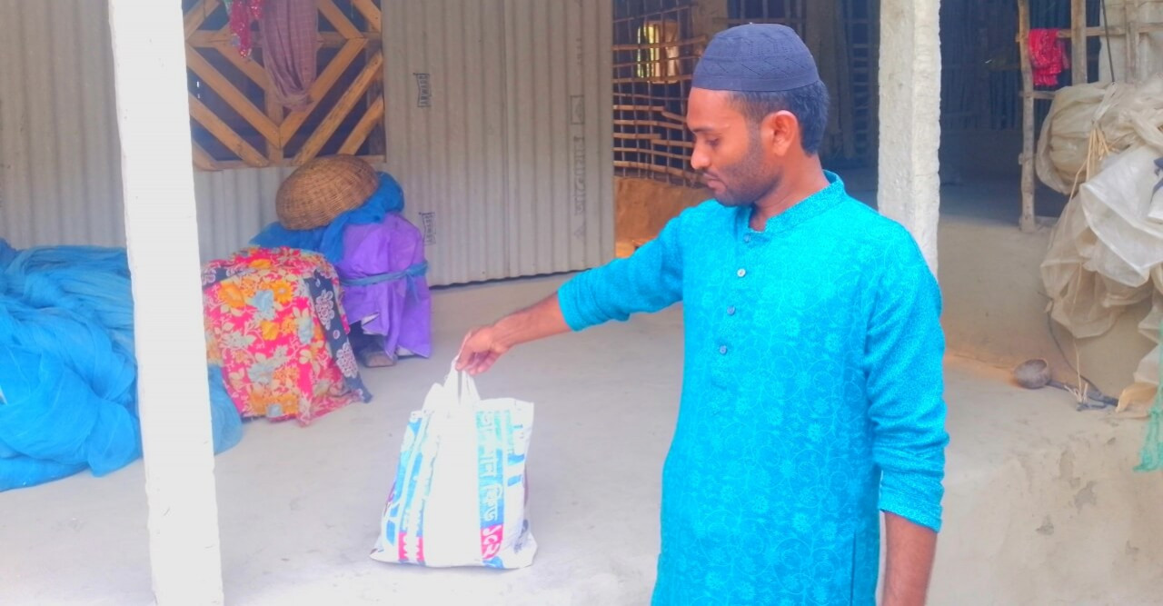 কৈখালীতে এস.এস.এসটি,র উদ্যোগে ইফতার বিতরণ