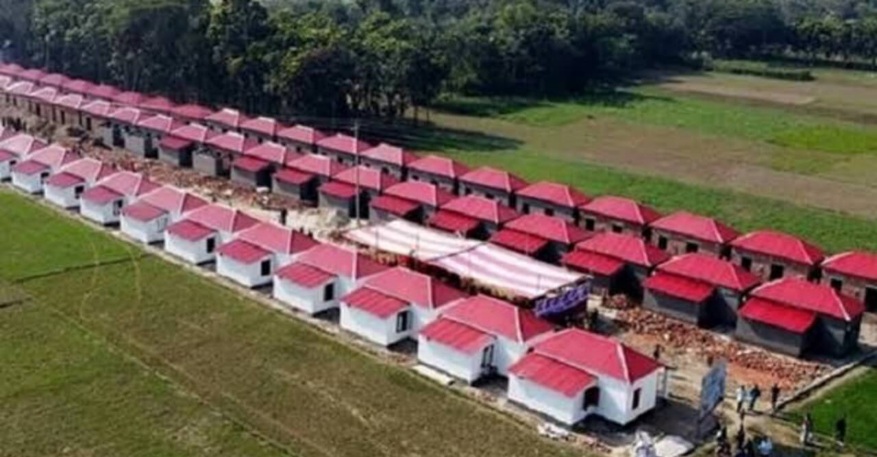 হরিণাকুণ্ডুতে ২৬ টি নির্মিত বাড়ির দলিল হস্তান্তর