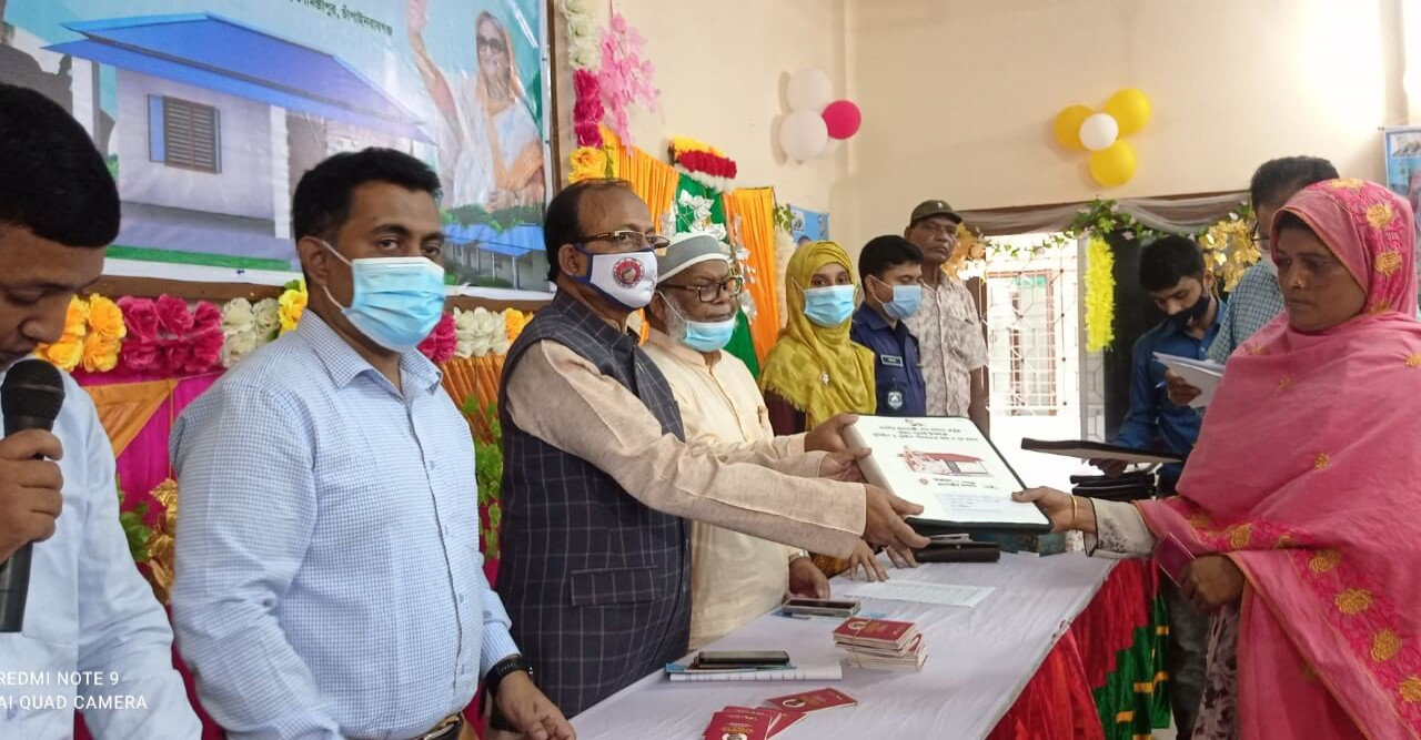 গোমস্তাপুরে ৫০টি পরিবারের মাঝে জমি ও গৃহ হস্তান্তর!