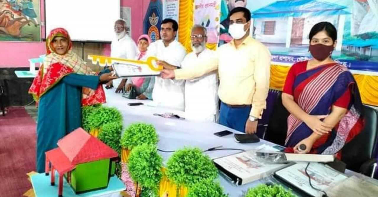 গৌরীপুরে ৩৫ জন গৃহ ও ভূমিহীন পরিবার ‘ঈদ উপহার’ হিসেবে ঘর পেলেন