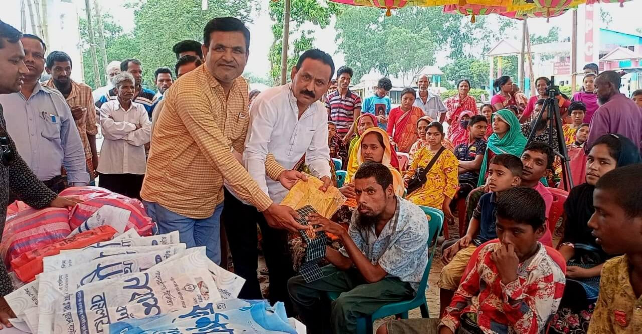 প্রতিবন্ধীদের মাঝে ঈদ উপহার সামগ্রী বিতরণ