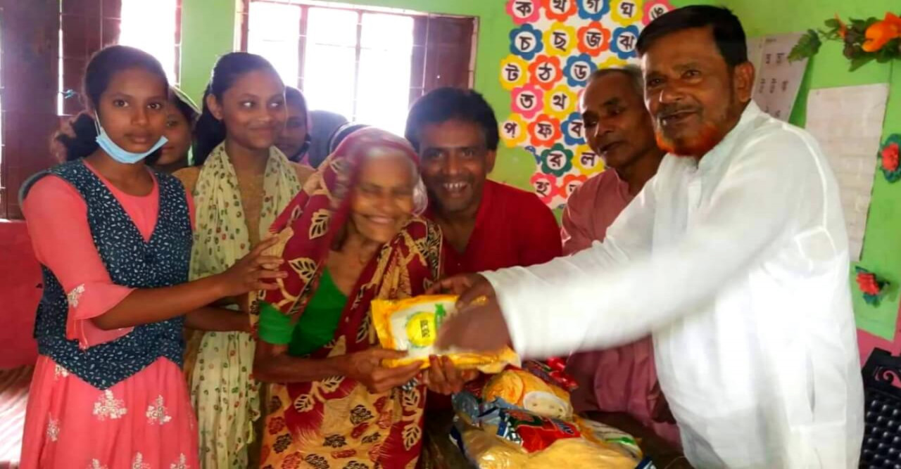 বিবর্তন নাট্য গোষ্ঠীর উদ্যোগে মাঝে ঈদ উপহার বিতরণ