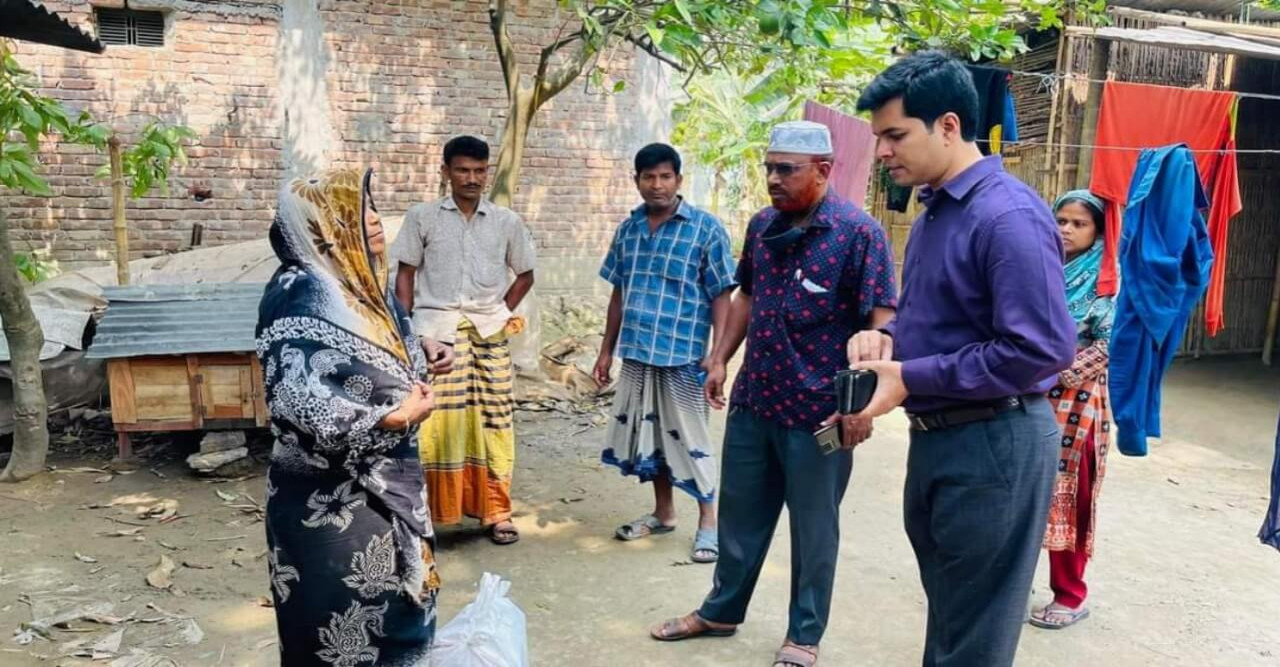 বৃদ্ধ নিঃস্ব দুই ভ্যান চালকের বাড়িতে ইউএনও