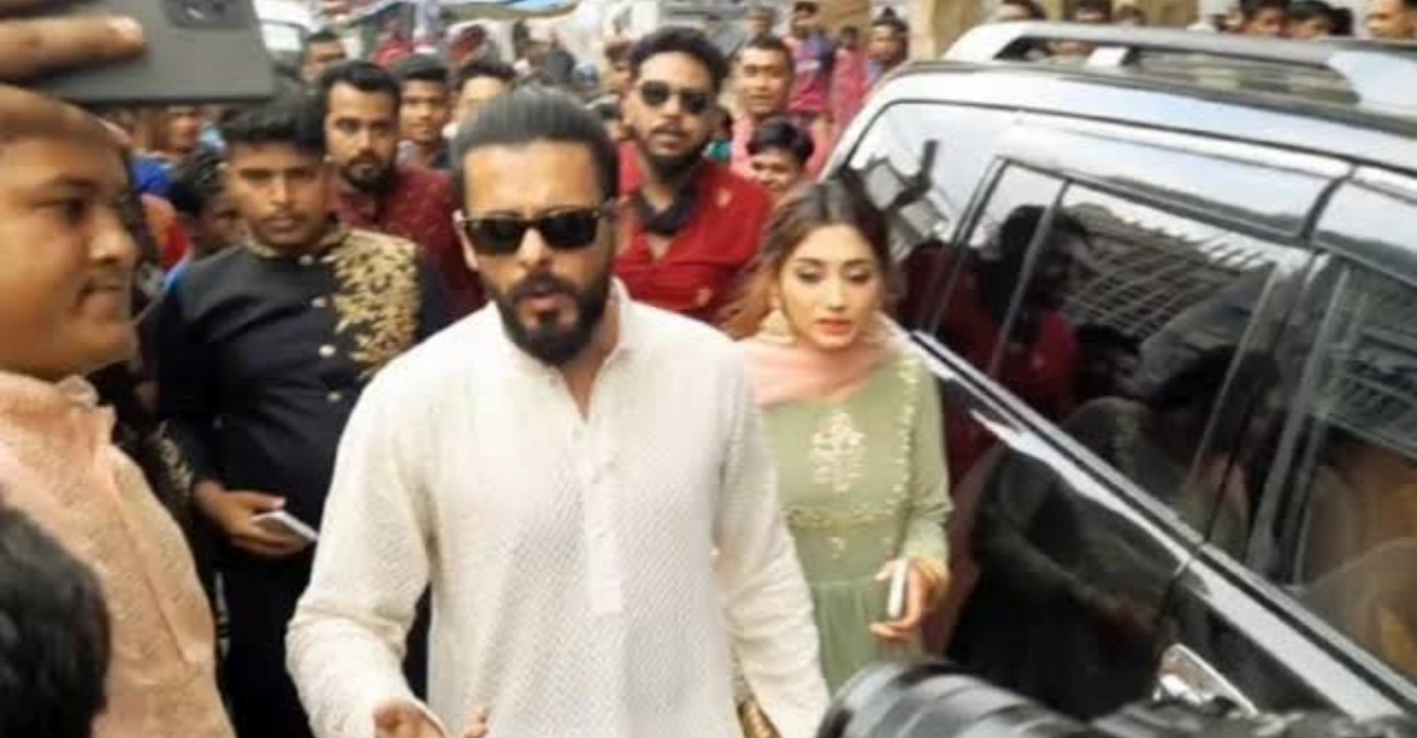 'শান' মুক্তির প্রথম দিন থেকে দর্শকদের সাথে দেখা করছেন সিয়াম- পূজা