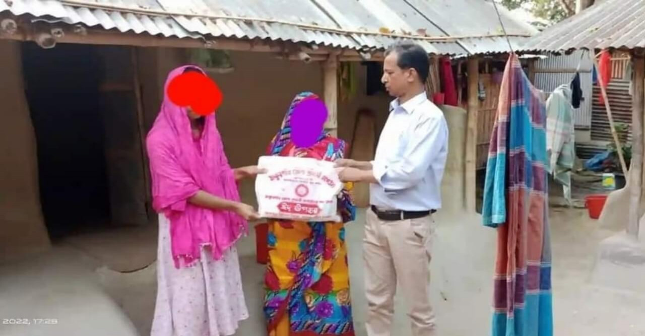 ঠাকুরগাঁওয়ে অসহায়দের মাঝে প্রবাসী সংগঠনের ঈদ উপহার