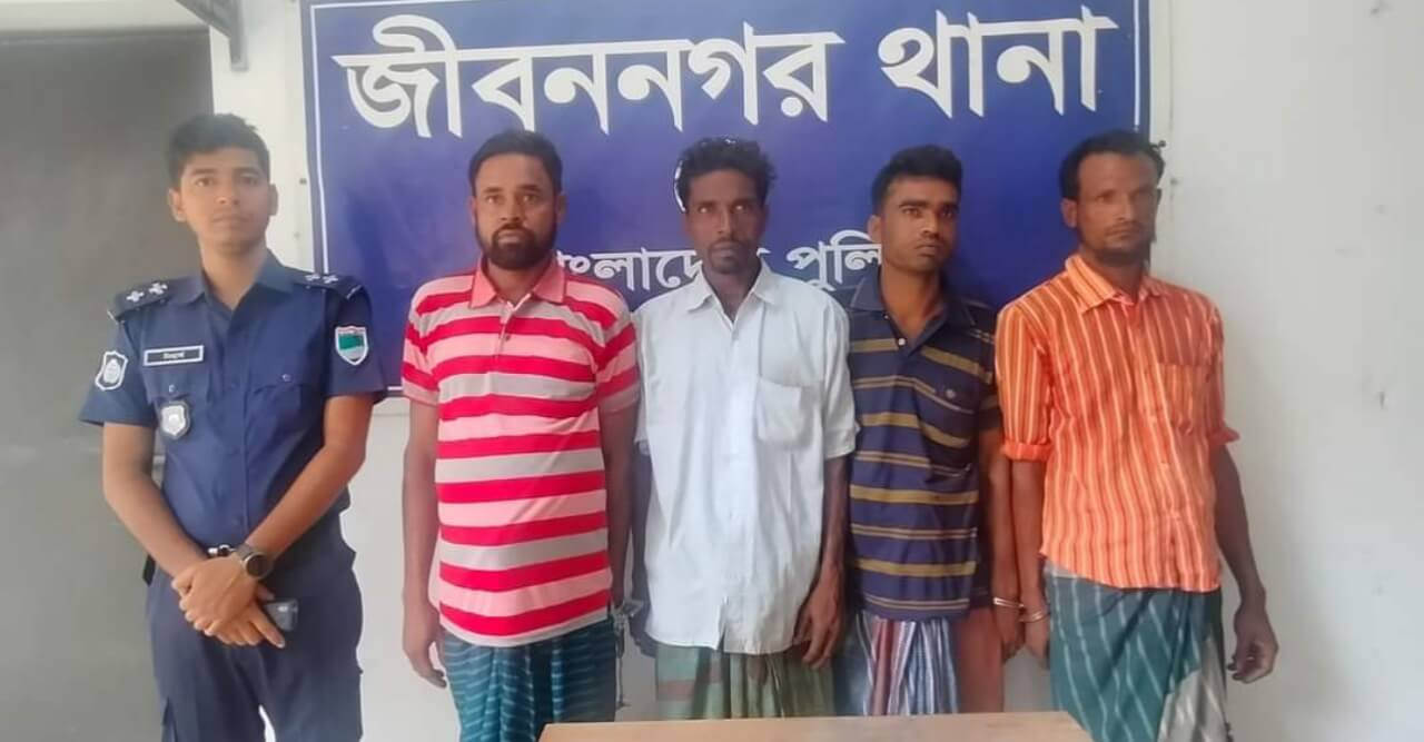 পুলিশের বিশেষ অভিযানে জুয়া খেলার সরঞ্জামাদি সহ গ্রেফতার ৪​​​​​​​