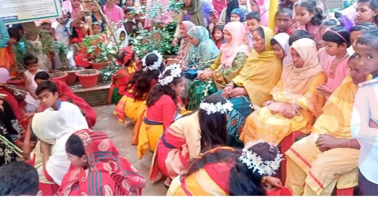 মা দিবসে মায়ের পা ধুয়ে সম্মান জানালো শিক্ষার্থীরা