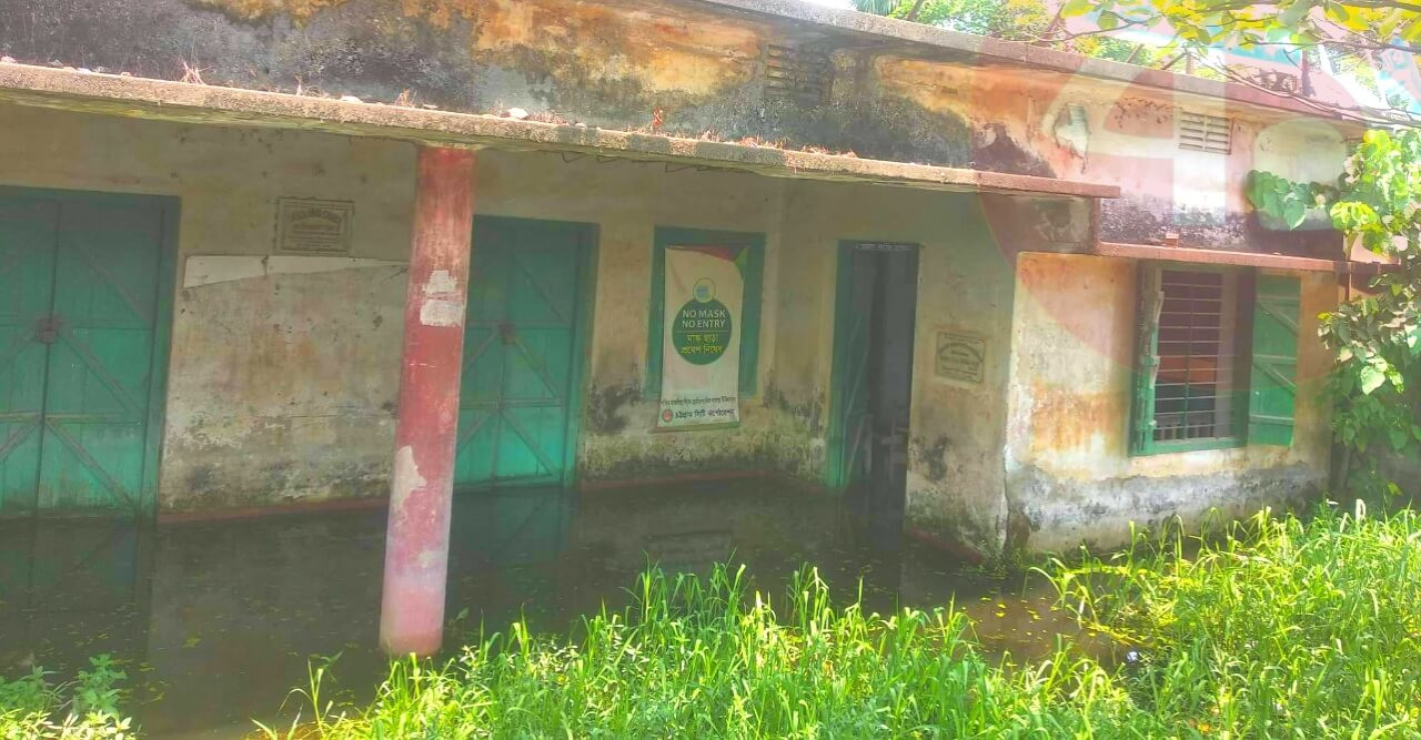 হাঁটু পানিতেই চলছে হোমিওপ্যাথিক দাতব্য চিকিৎসা সেবা