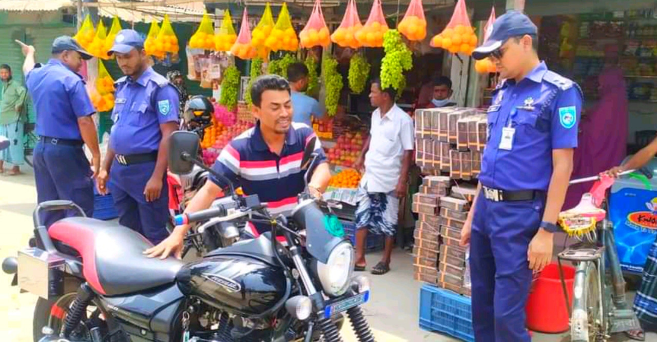 মোটরসাইকেল দুর্ঘটনা প্রতিরোধে ডোমার থানা পুলিশের বিশেষ অভিযান অনুষ্ঠিত