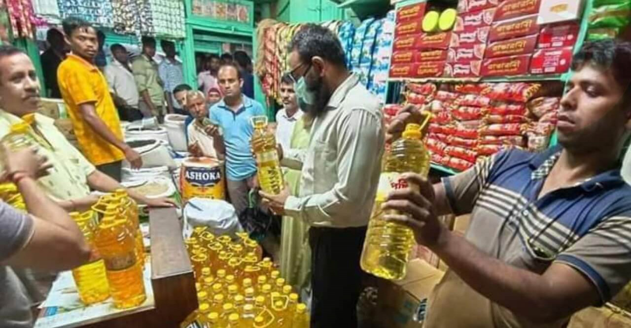 ভোজ্য তে‌লের অ‌বৈধ মজু‌দের বিরু‌দ্ধে অভিযান ও জরিমানা