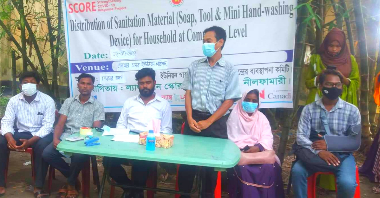 ডোমারে কোভিড-১৯ মোকাবেলায় স্যানিটারি সামগ্রী বিতরণ