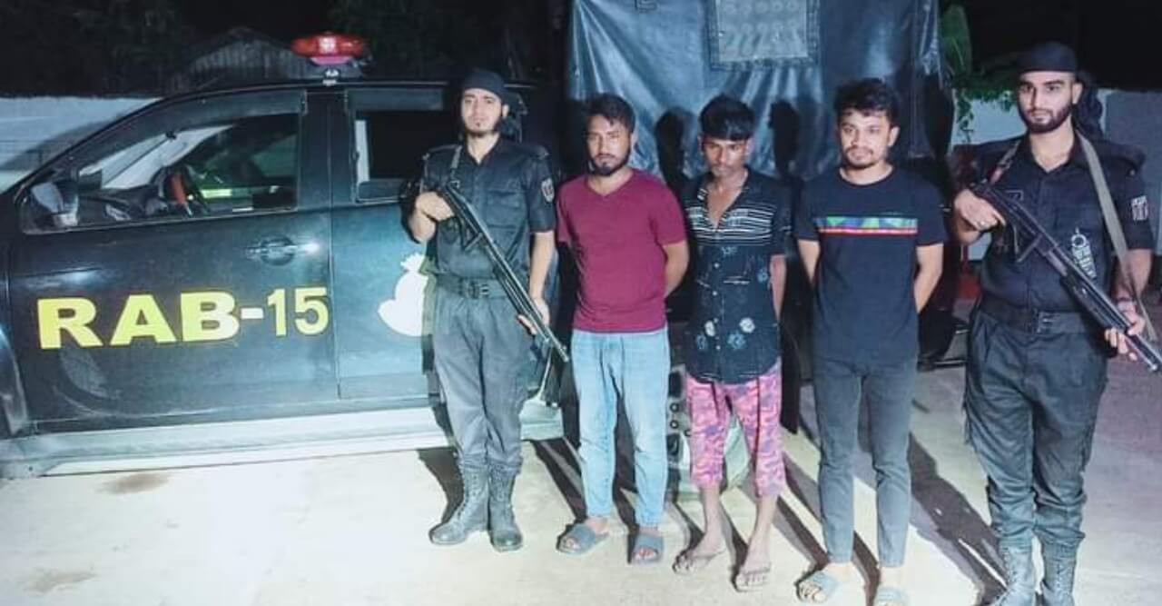 র‍্যাব-১৫ এর অভিযানে তিন ছিনতাইকারী আটক