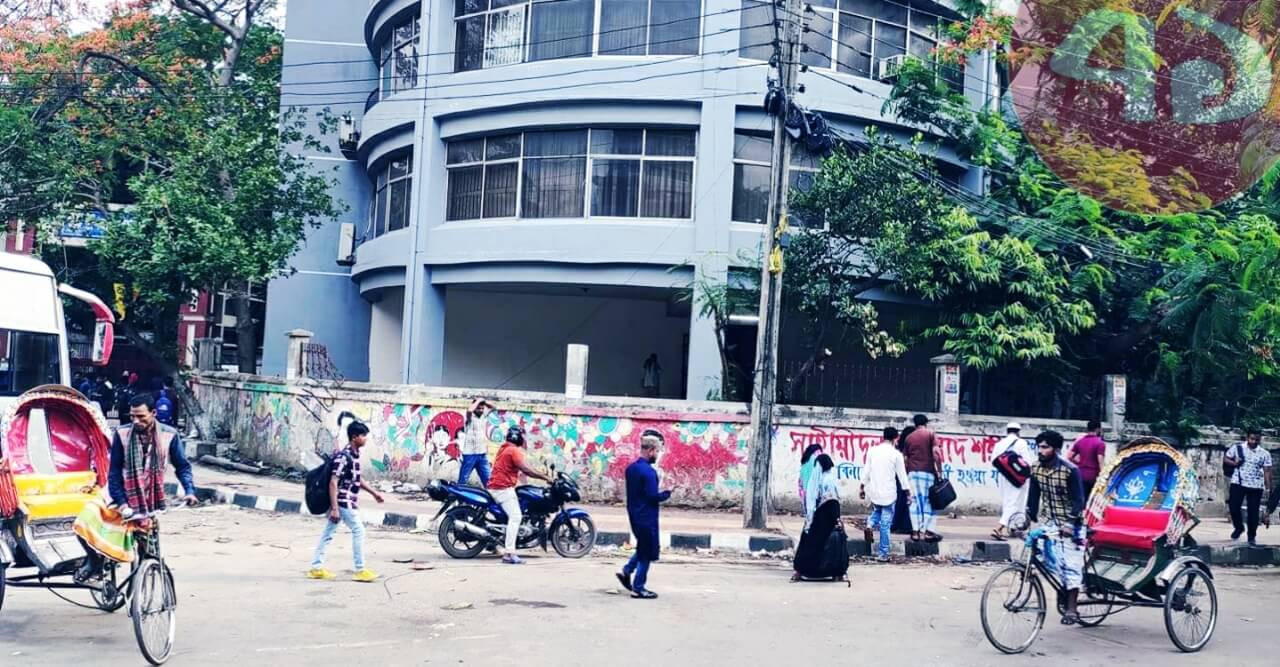 জবির সীমানা প্রাচীরে নেই নিরাপত্তা বেষ্টনী, আশ্বাসেই দোদুল্যমান প্রাচীরের কাজ